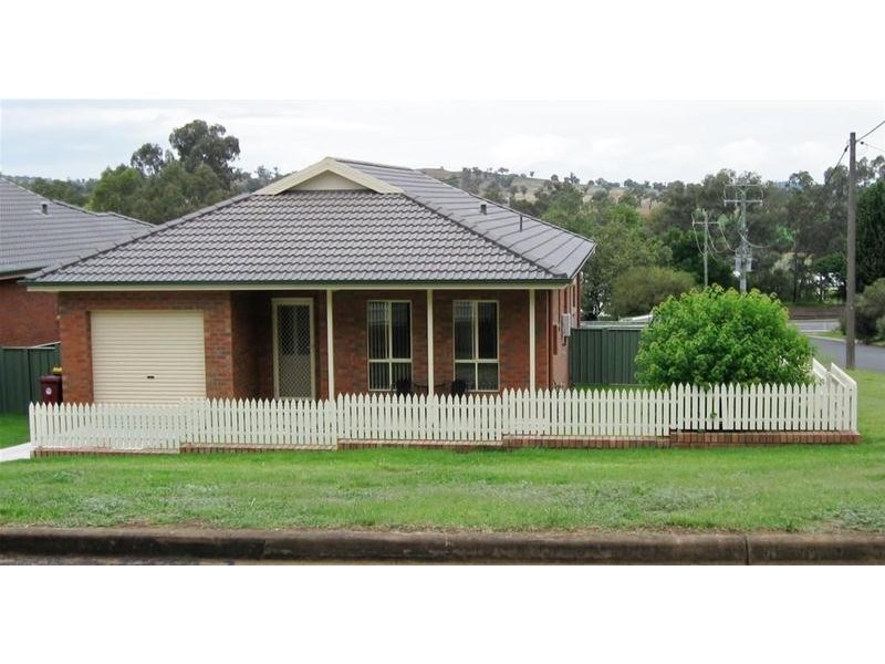 1/2 Amie Street, Cowra NSW 2794