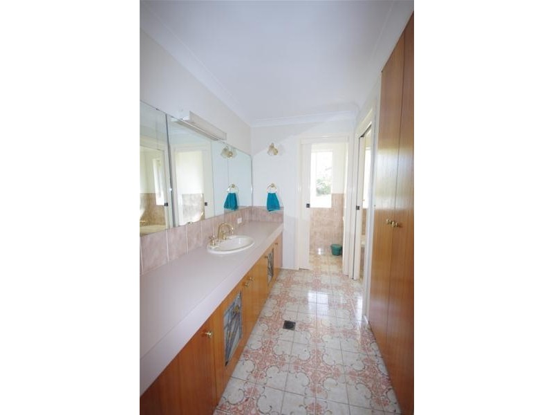 8 Amaroo Avenue, Cowra NSW 2794