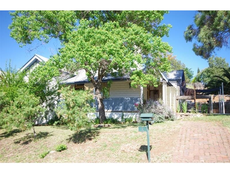 1 Poignand Avenue, Cowra NSW 2794