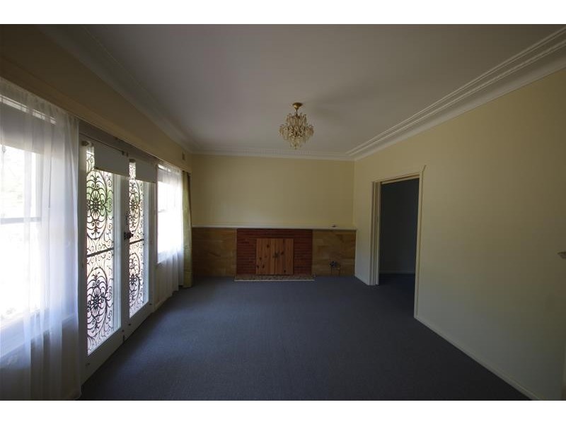 4 Henderson Street, Cowra NSW 2794