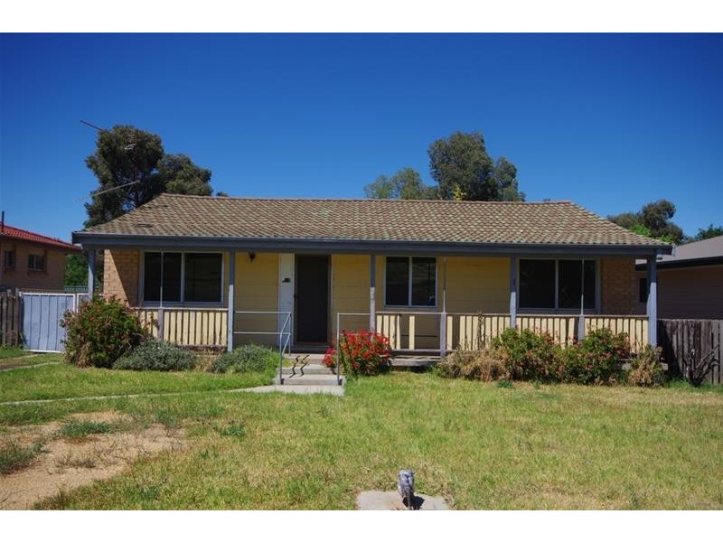 24 Pridham Street, Cowra NSW 2794