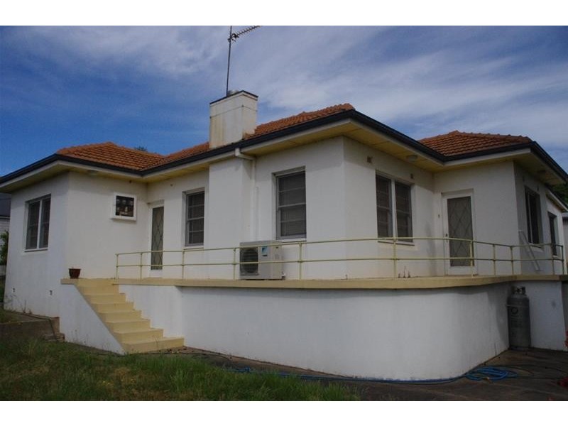 18 Lynch Street, Cowra NSW 2794