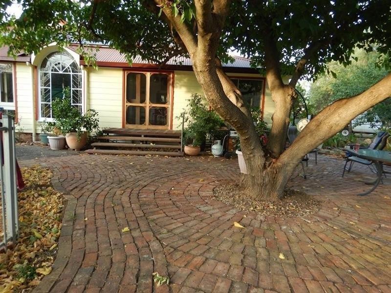 1 Illunie Street, “Old School House”, Cowra NSW 2794