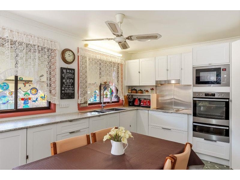 10 Camellia Grove, Bomaderry NSW 2541