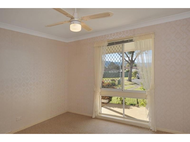 4 Lynmouth Grove, Bomaderry NSW 2541