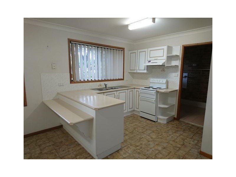 5 Herbert Close, Bomaderry NSW 2541