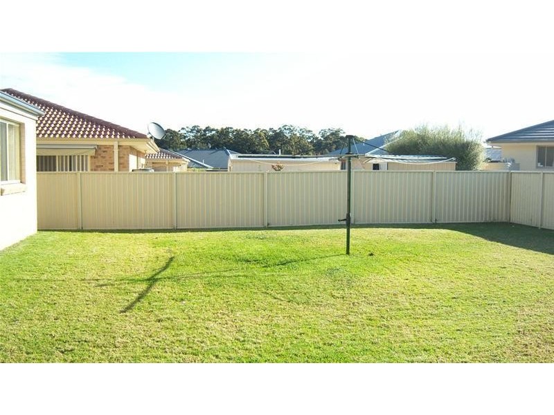 8 Emerald Drive, Meroo Meadow NSW 2540