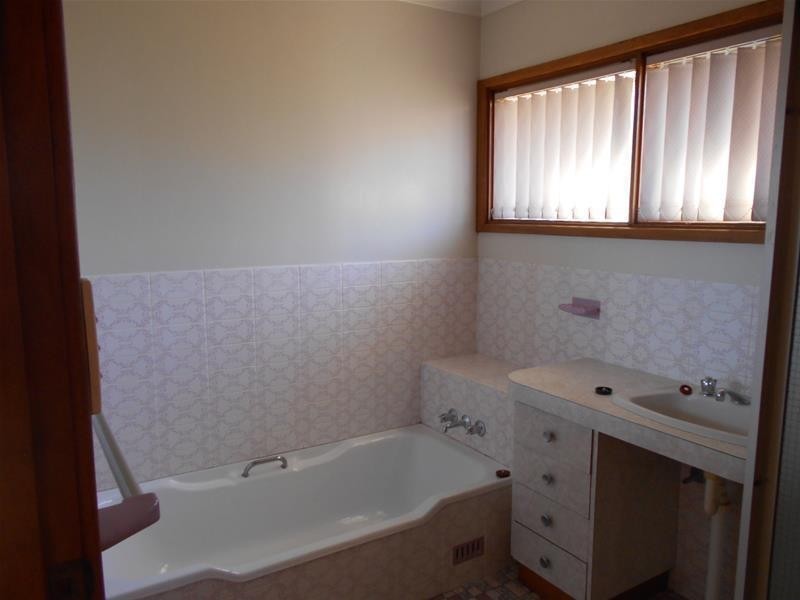 18 Fuchsia Crescent, Bomaderry NSW 2541