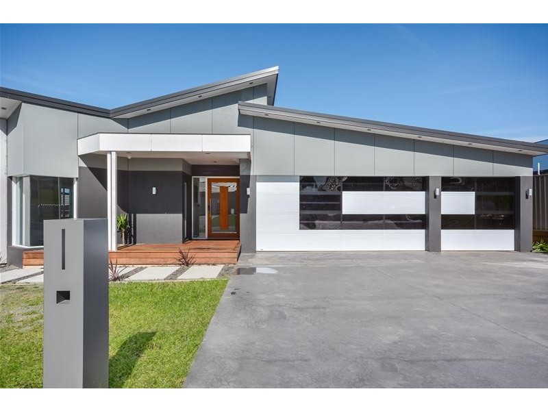 11 Barbata Grove, South Nowra NSW 2541