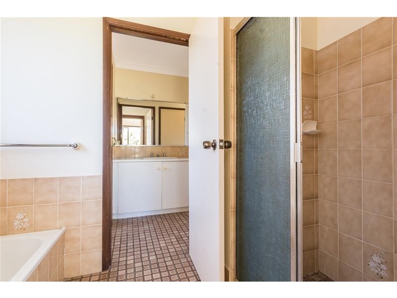 8 Chatsworth Crescent, North Nowra NSW 2541