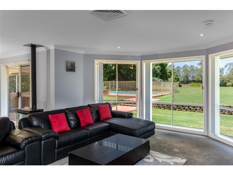 8 Elvin Drive, Bomaderry NSW 2541