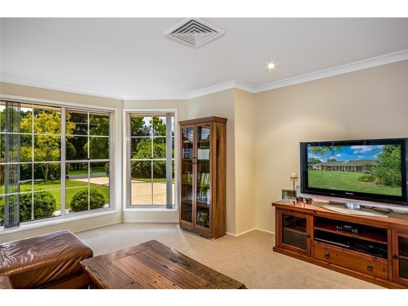 8 Elvin Drive, Bomaderry NSW 2541