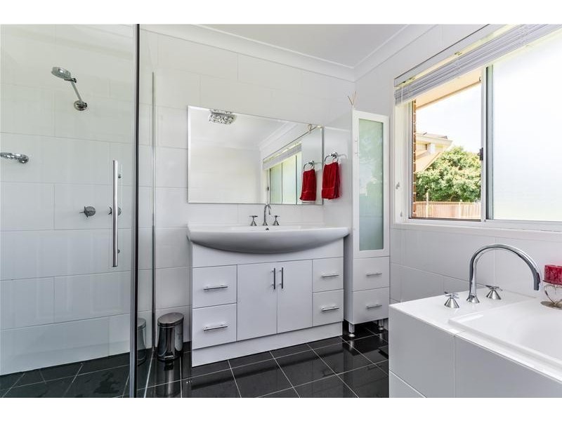 8 Elvin Drive, Bomaderry NSW 2541