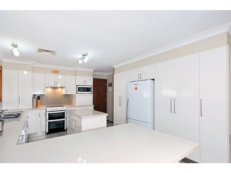 10 Fuchsia Crescent, Bomaderry NSW 2541