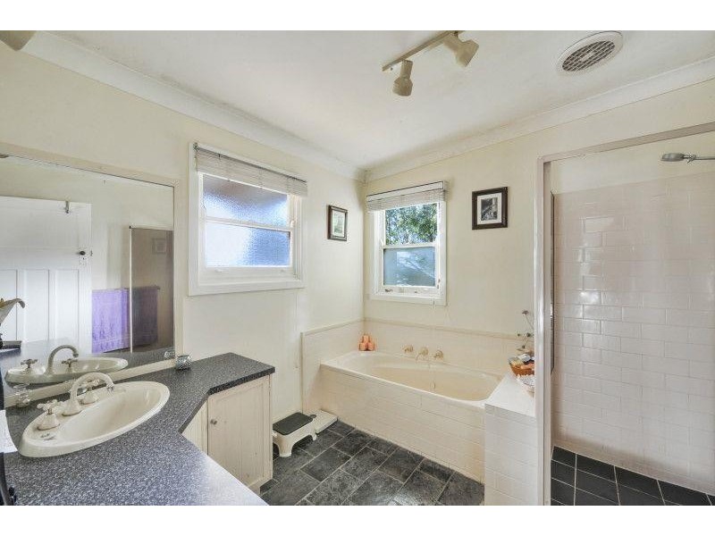 7 Brinawarr Street, Bomaderry NSW 2541