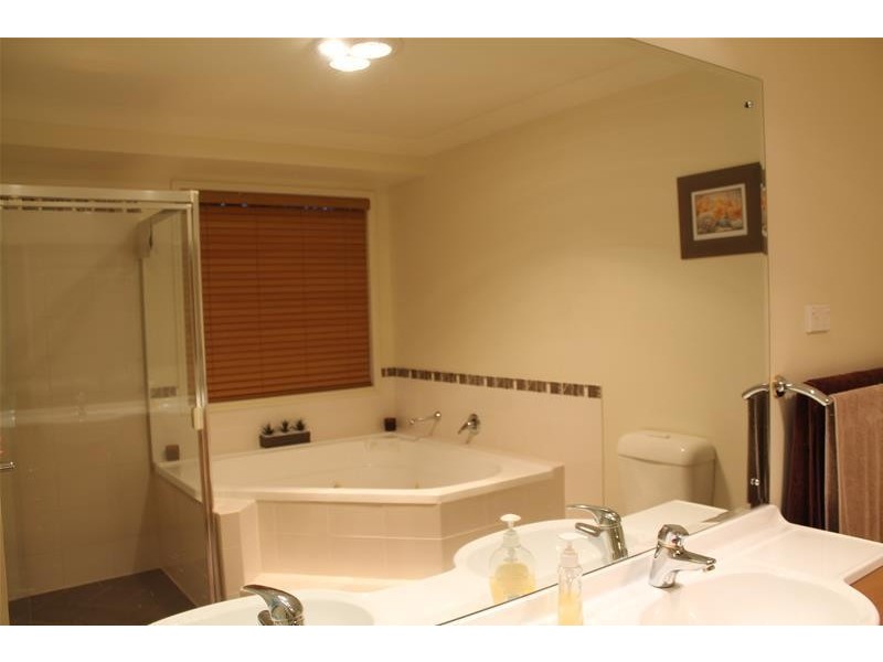 11 Stapleton Street, Falls Creek NSW 2540