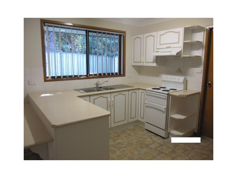 2 Herbert Close, Bomaderry NSW 2541