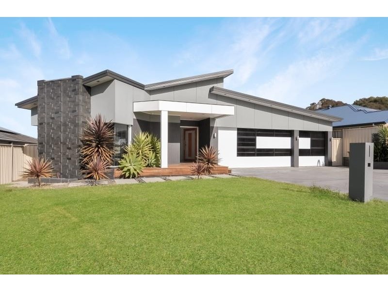 11 Barbata Grove, South Nowra NSW 2541