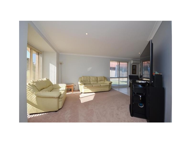 17 Emerald Drive, Meroo Meadow NSW 2540