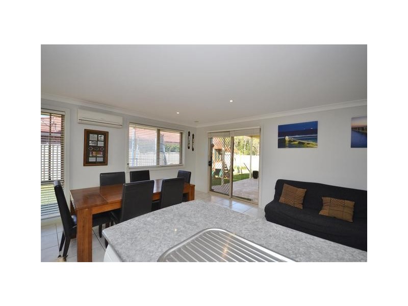 17 Emerald Drive, Meroo Meadow NSW 2540