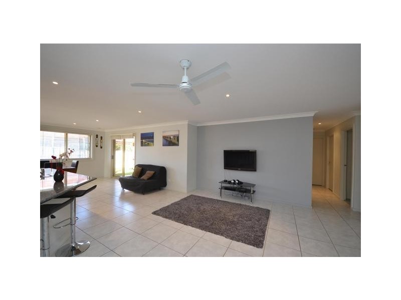 17 Emerald Drive, Meroo Meadow NSW 2540