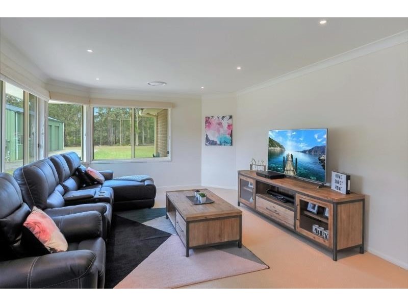 11 Stapleton Street, Falls Creek NSW 2540