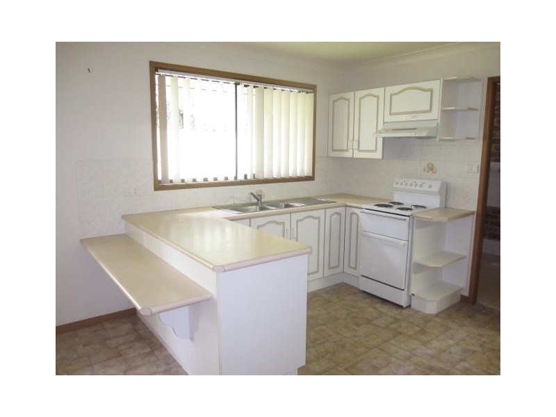 2 Herbert Close, Bomaderry NSW 2541