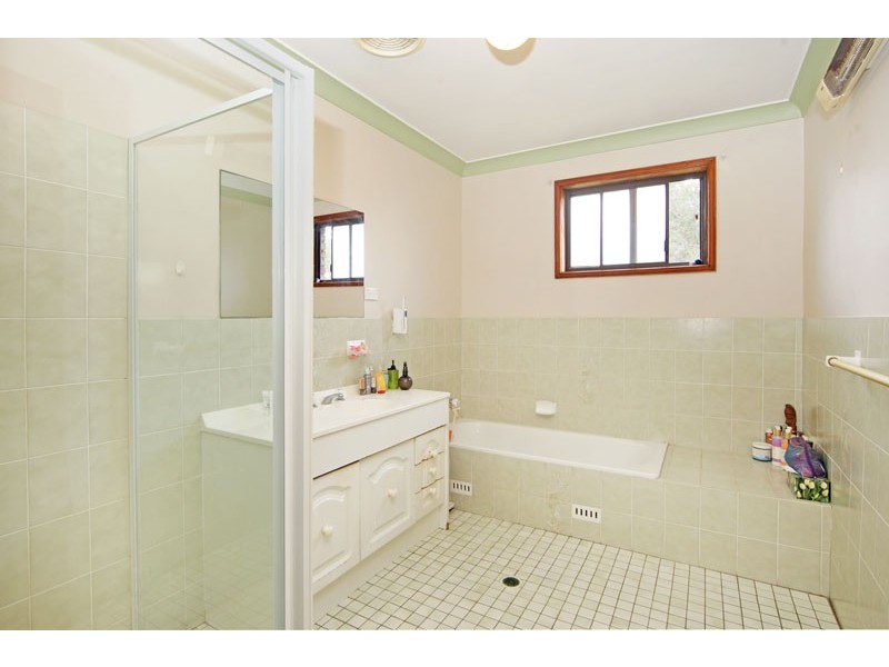 1 Rossmore Close, Wyong NSW 2259