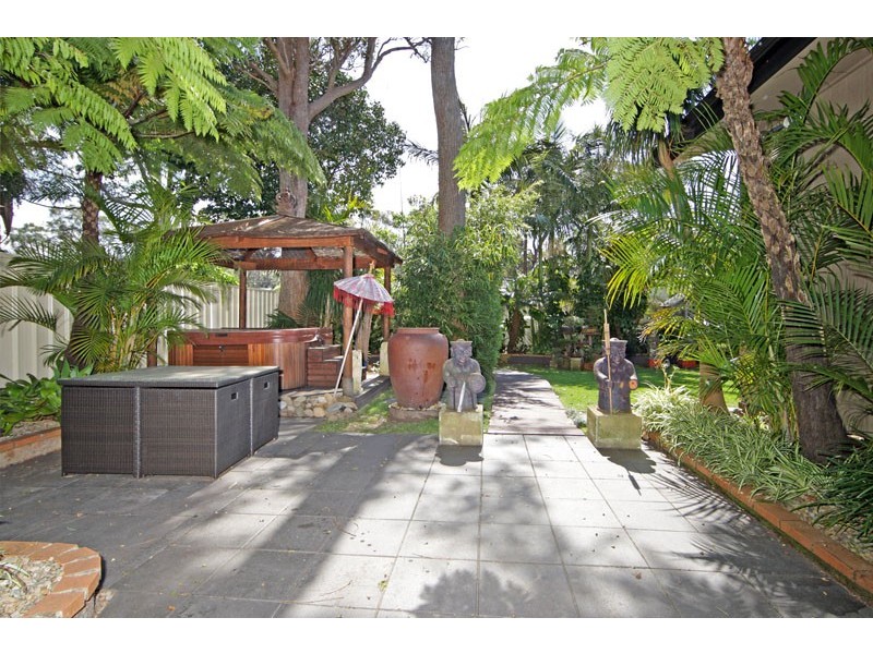 9 Buckingham Road, Berkeley Vale NSW 2261