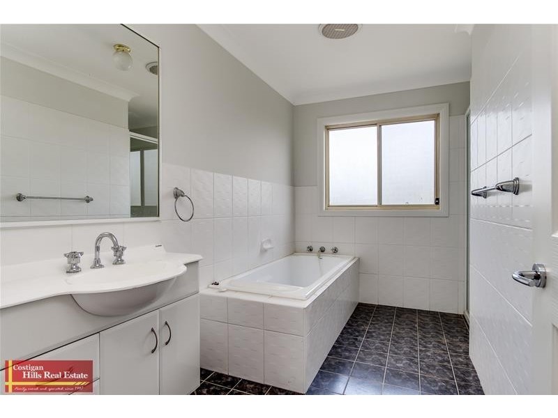 2/2 Stanbury Place, Quakers Hill NSW 2763