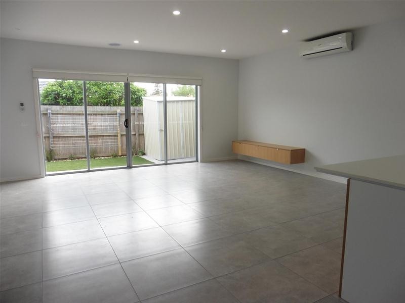 2/9 Dixon Avenue, Werribee VIC 3030