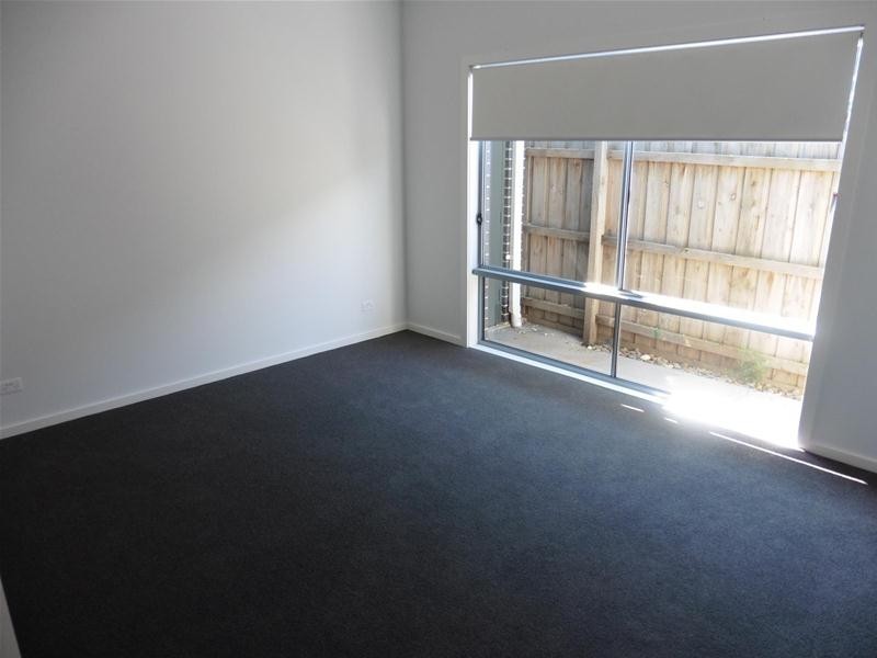 2/9 Dixon Avenue, Werribee VIC 3030