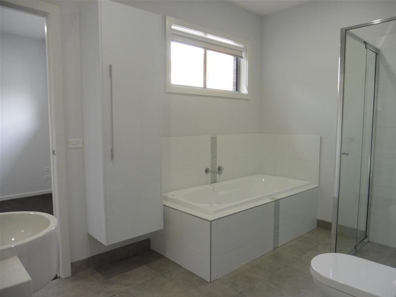 2/9 Dixon Avenue, Werribee VIC 3030