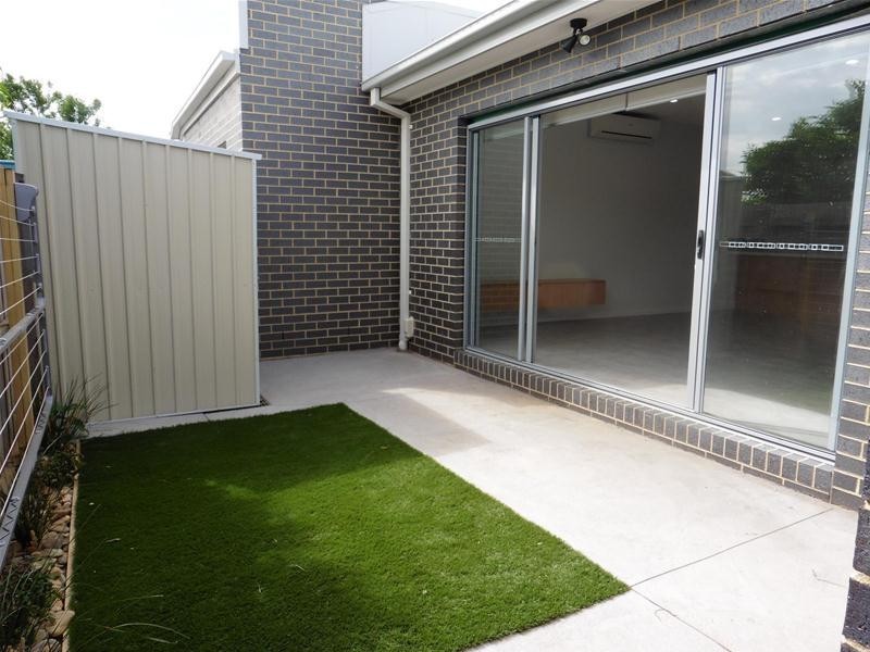 2/9 Dixon Avenue, Werribee VIC 3030