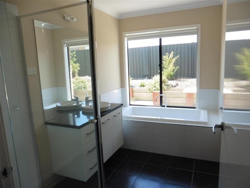 8 Fortescue Boulevard, Wyndham Vale VIC 3024