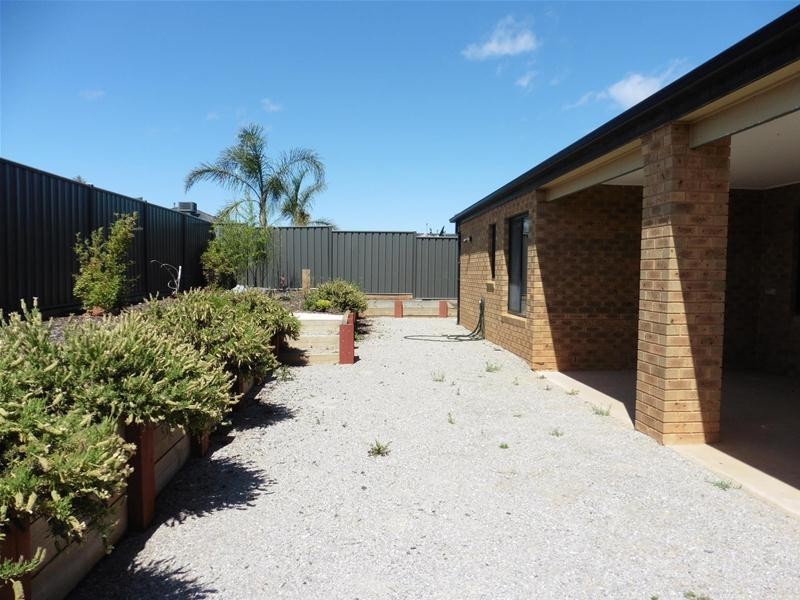 8 Fortescue Boulevard, Wyndham Vale VIC 3024