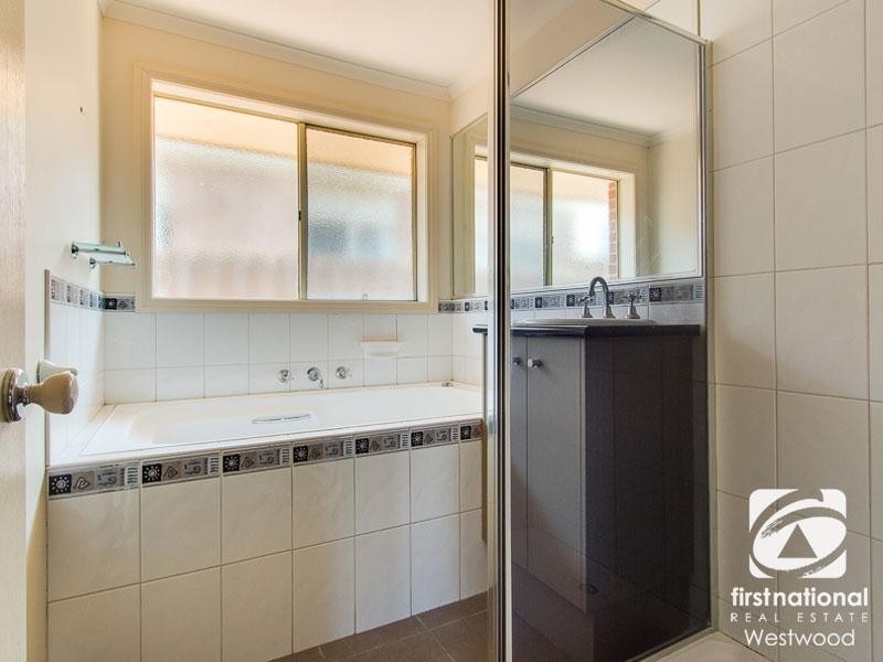 10 Bridlepath Drive, Truganina VIC 3029