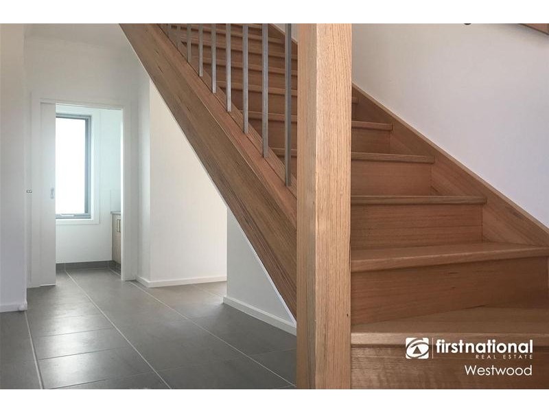 2/11 Dixon Avenue, Werribee VIC 3030