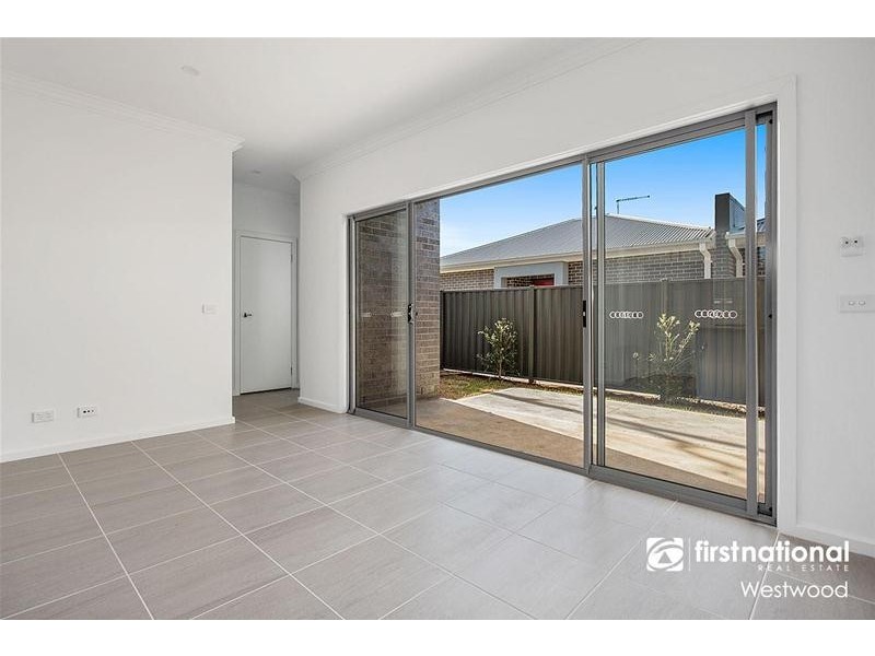 2/11 Dixon Avenue, Werribee VIC 3030