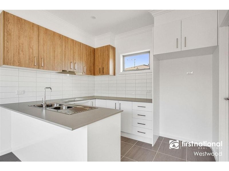 2/11 Dixon Avenue, Werribee VIC 3030