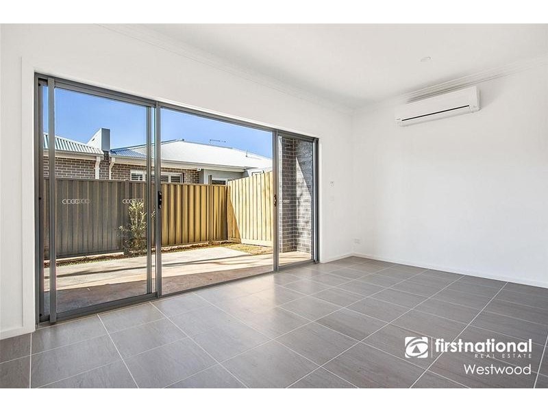 2/11 Dixon Avenue, Werribee VIC 3030