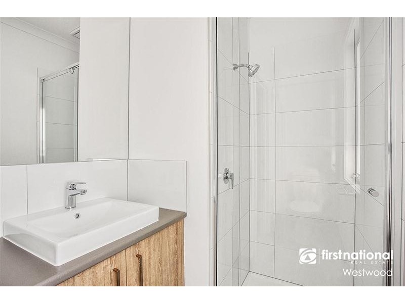 2/11 Dixon Avenue, Werribee VIC 3030