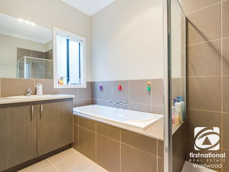 2/3 Ponsford Drive, Point Cook VIC 3030