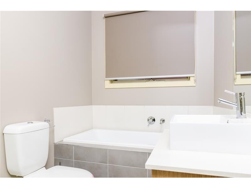 4/3 Redwood Drive, Hoppers Crossing VIC 3029