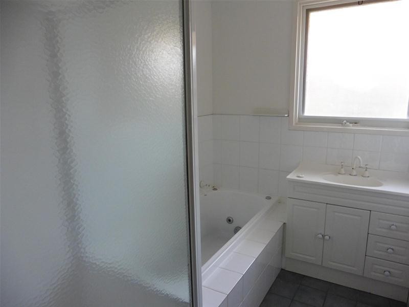 2 Roseland Crescent, Hoppers Crossing VIC 3029