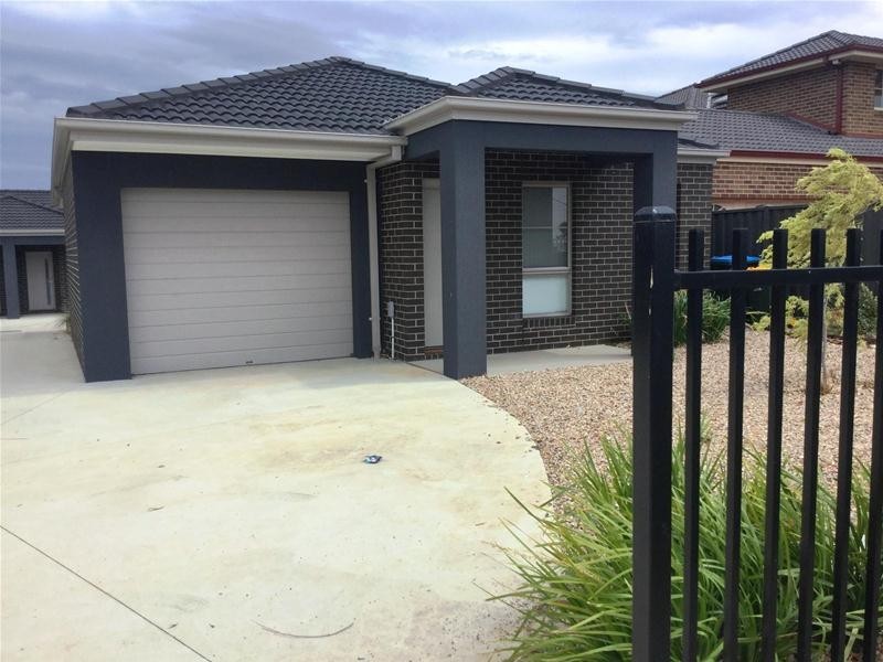 2/17 Manor Lakes Boulevard, Wyndham Vale VIC 3024