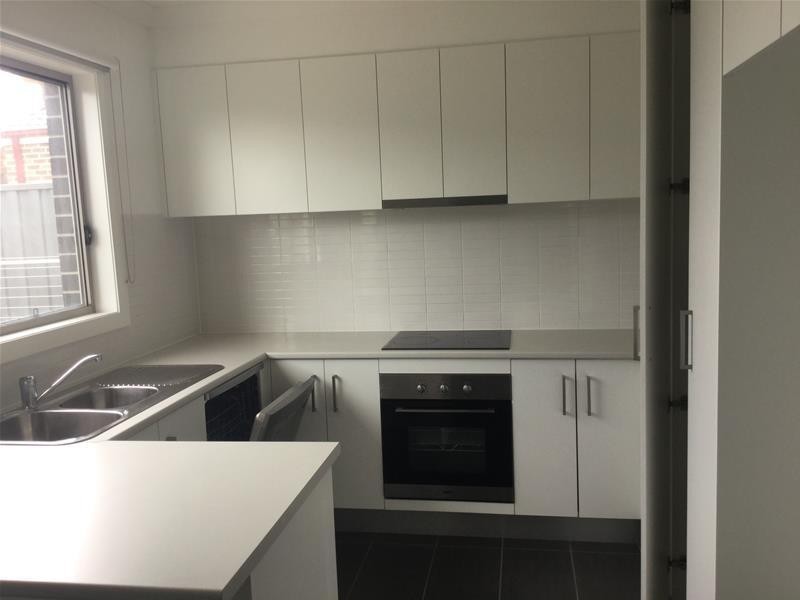 2/17 Manor Lakes Boulevard, Wyndham Vale VIC 3024