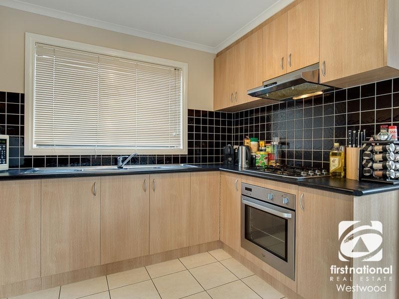 2/21 Malleehen Street, Werribee VIC 3030