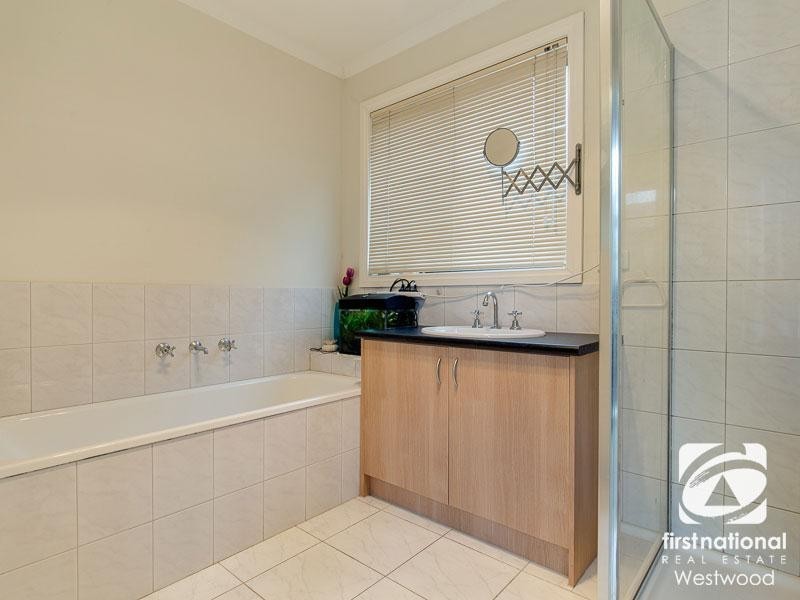 2/21 Malleehen Street, Werribee VIC 3030