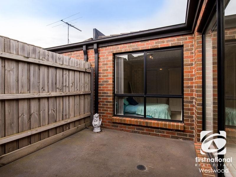 2/21 Malleehen Street, Werribee VIC 3030
